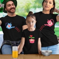 Büyüyen Sevgi Temalı Anne Baba ve Kız Çocuk Tişört Kombini