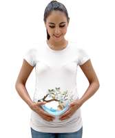 Ağaçta sallanan minik erkek bebek detaylı Beyaz Kadın Hamile Tişört - Tisho