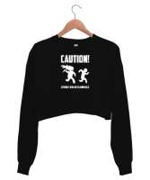 Dikkat Zombi Alev Alabilir - Caution Zombies Siyah Kadın Crop Sweatshirt - Tisho