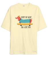 Eğlenen Sevimli Köpek - Scooter Krem Oversize Unisex Tişört - Tisho